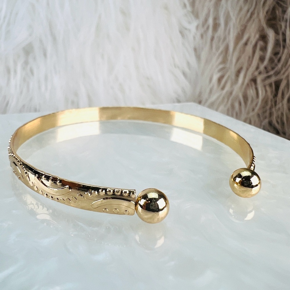 Beautiful Goldtone stackable cuff Bangle Bracelet - Picture 14 of 15